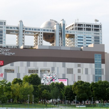 Odaiba, View on the Gundam, DiverCity Tokyo Plaza and Fuji TV