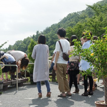 Amanohashidate, Matanozoki (viewing between the legs) in Kasamatsu Park 