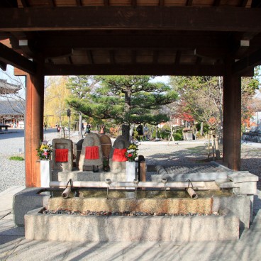 Sanjusangendo in Kyoto, Purification fountain