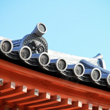 Sanjusangendo in Kyoto, Details of the roof ornamentation