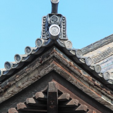 Sanjusangendo in Kyoto, Details of the roof ornamentation 2