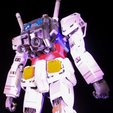 Life-sized RX-78-2 classic Gundam statue 9