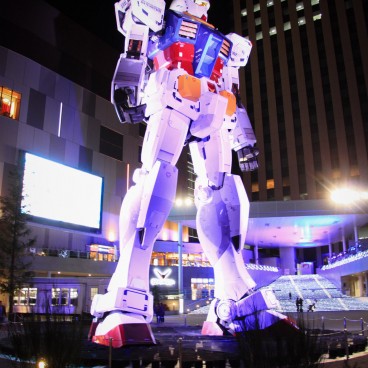 Life-sized RX-78-2 classic Gundam statue 6