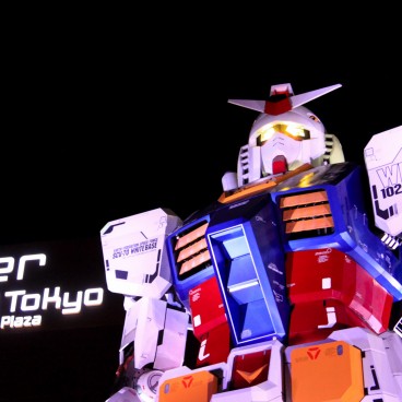 Life-sized RX-78-2 classic Gundam statue 5