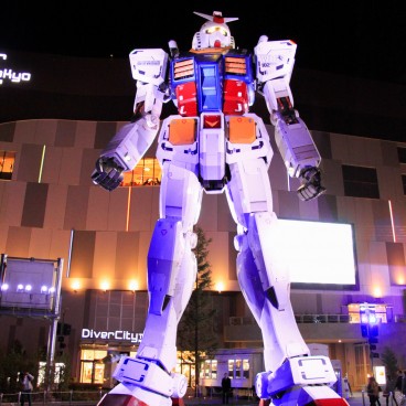 Life-sized RX-78-2 classic Gundam statue 4