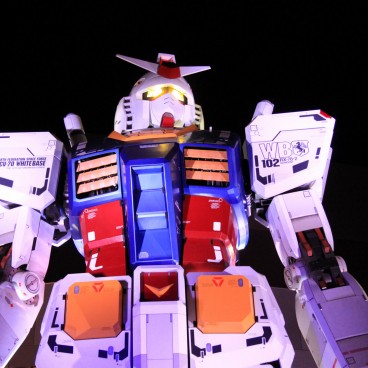 Life-sized RX-78-2 classic Gundam statue 3