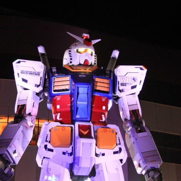 Life-sized RX-78-2 classic Gundam statue 2