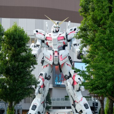 Life-sized RX-0 Unicorn Gundam statue 3