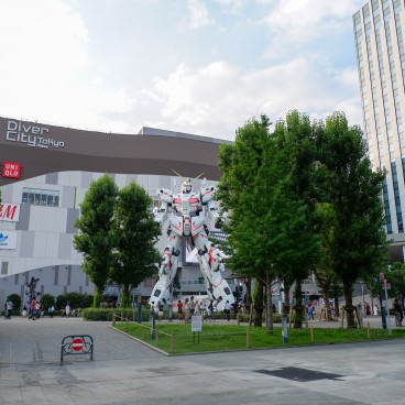 Life-sized RX-0 Unicorn Gundam statue  2