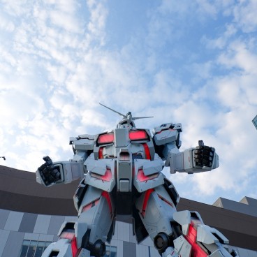 Life-sized RX-0 Unicorn Gundam statue 4