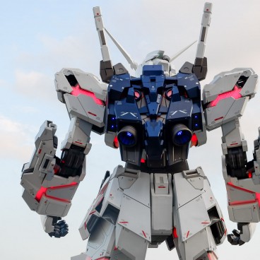 Life-sized RX-0 Unicorn Gundam statue 8