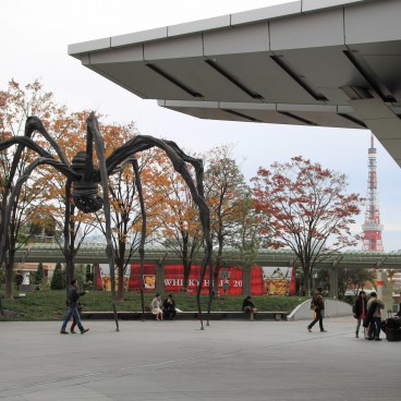 Sculpture Maman by Louis Bourgeois at the foot of Mori Tower (Roppongi Hills)