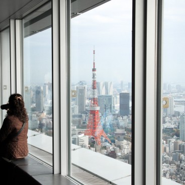 Roppongi Hills (Tokyo), View on the Tokyo Tower from Tokyo City View Observatory in the Mori Tower