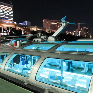 Himiko Cruise (Tokyo), The boat lit-up at night