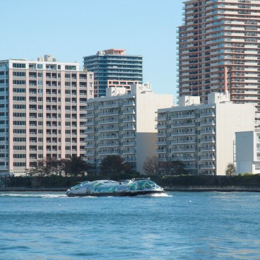 Himiko Cruise (Tokyo), Day view on Tokyo and the boat from the bank of Sumida River