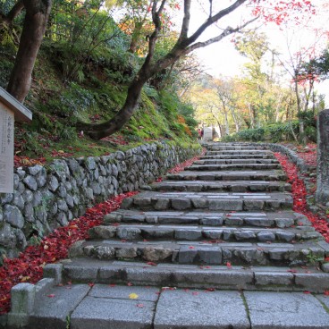 Adashino Nenbutsu-ji (Kyoto), Stairway to the temple