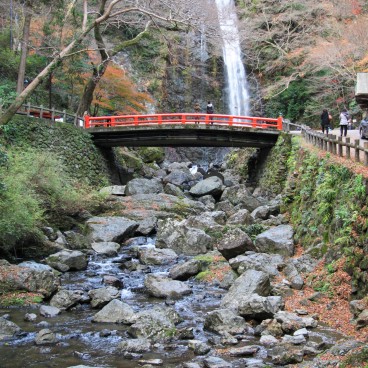 Minoh Park (Osaka), Minoh waterfall and red bridge in autumn