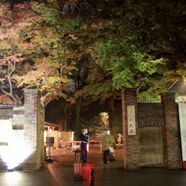 Rikugi-en (Tokyo), Night view of the garden's entrance
