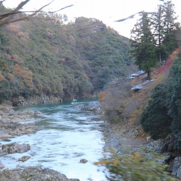 Sagano Scenic Railway (Kyoto), View on the Hozugawa River and the boat in winter
