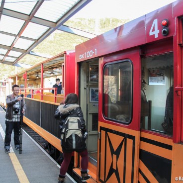 Sagano Scenic Railway (Kyoto), People boarding the Torokko Romantic Train