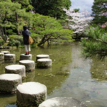 Heian-jingu (Kyoto), Stone steps on the pond