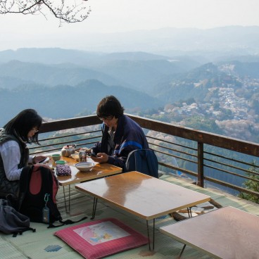 Yoshinoyama, People enjoying Ohanami under the cherry trees in spring 6