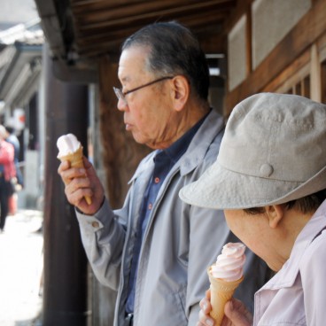 Yoshinoyama, Visitors enjoying an ice cream