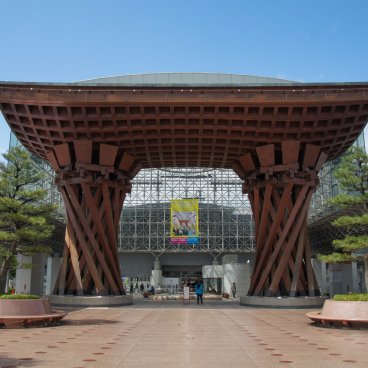 Kanazawa, Tsuzumi-mon gate in front of the JR station 2