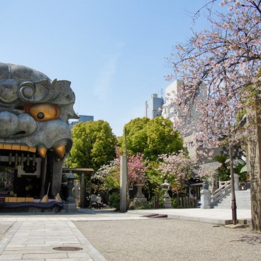Namba Yasaka-jinja (Osaka), Ema-den lion head-shaped building and blooming cherry trees in spring