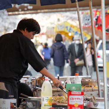 Kema Sakuranomiya Park in Osaka, Food stall for Hanami