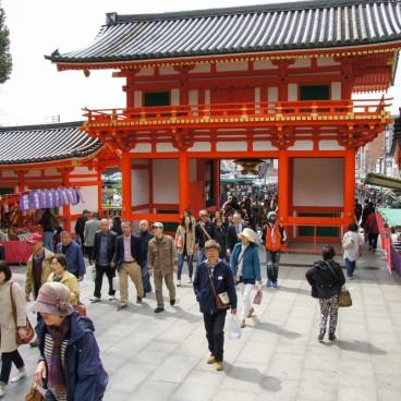 Maruyama Park (Kyoto), Visitors arriving from Yasaka-jinja 2