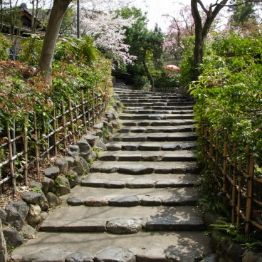 Maruyama Park (Kyoto), Stone stairway in the park