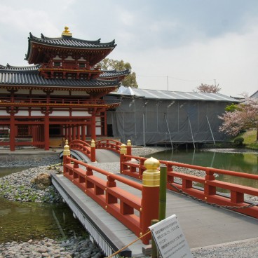 Byodo-in temple in Uji, Red bridge to access the Phoenix Hall