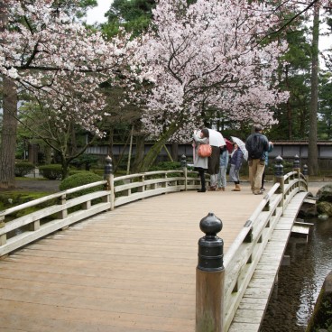 Kenrokuen Garden in Kanazawa, Wooden bridge in spring