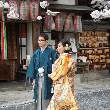 Philosopher's Path in Kyoto, Couple dressed in wedding kimono