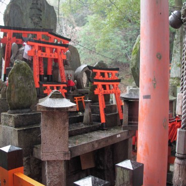 Fushimi Inari Taisha (Kyoto), Shrines and torii gates of various sizes