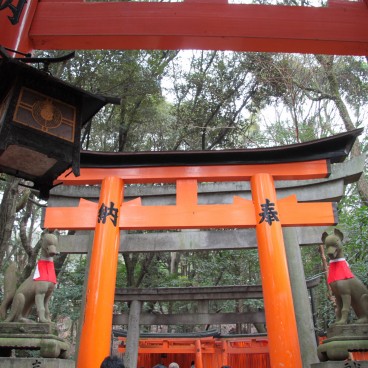 Fushimi Inari Taisha in Kyoto, Torii gates and Inari fox statues