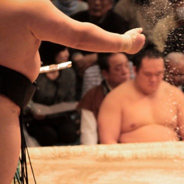 Sumo tournament in Osaka, Wrestler throwing salt on the dohyo