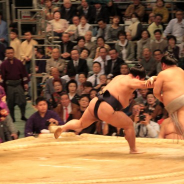 Sumo tournament in Osaka, Sumo bout 4