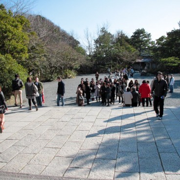 Kotoku-in (Kamakura), Visitors near the Great Buddha statue