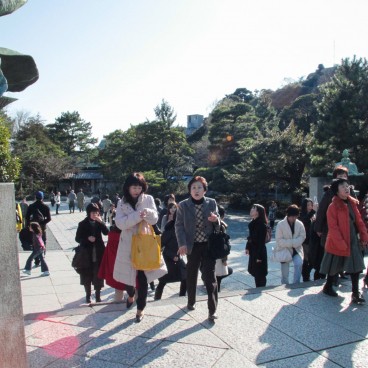Kotoku-in (Kamakura), Visitors near the Great Buddha statue 2