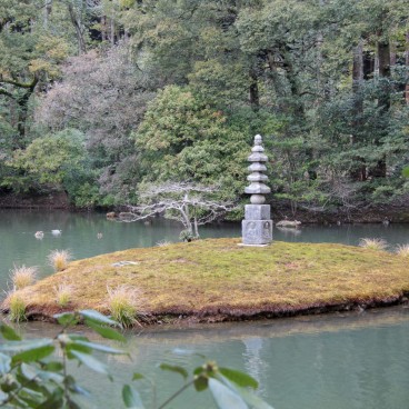 Kinkaku-ji (Kyoto), Hakuja-cho pagoda (White Snake Mound)