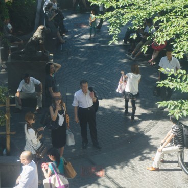 People waiting and smokers near the Statue of Hachiko in Shibuya (Tokyo)