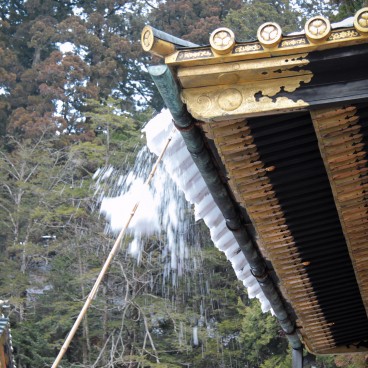 Toshogu (Nikko), Snow raking from a roof