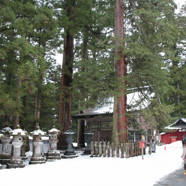 Toshogu (Nikko), Stone lanterns and sacred stable