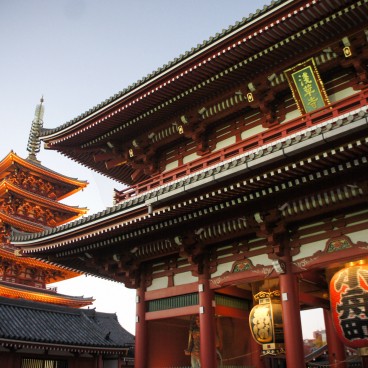 Senso-ji, Kaminarimon and pagoda