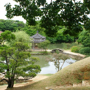 Shikina-en garden in Okinawa, Overview of the pond, the hexagonal pavilion and traditional architecture