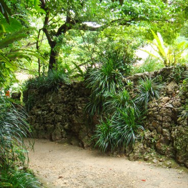 Shikina-en garden in Okinawa, Walking path and tropical vegetation