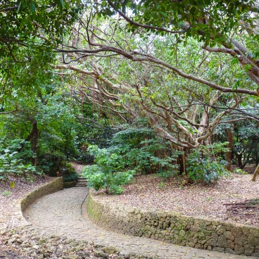 Shikina-en garden in Okinawa, Walking path
