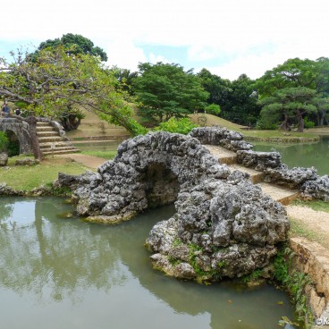 Shikina-en garden in Okinawa, Typical jagged stones bridge